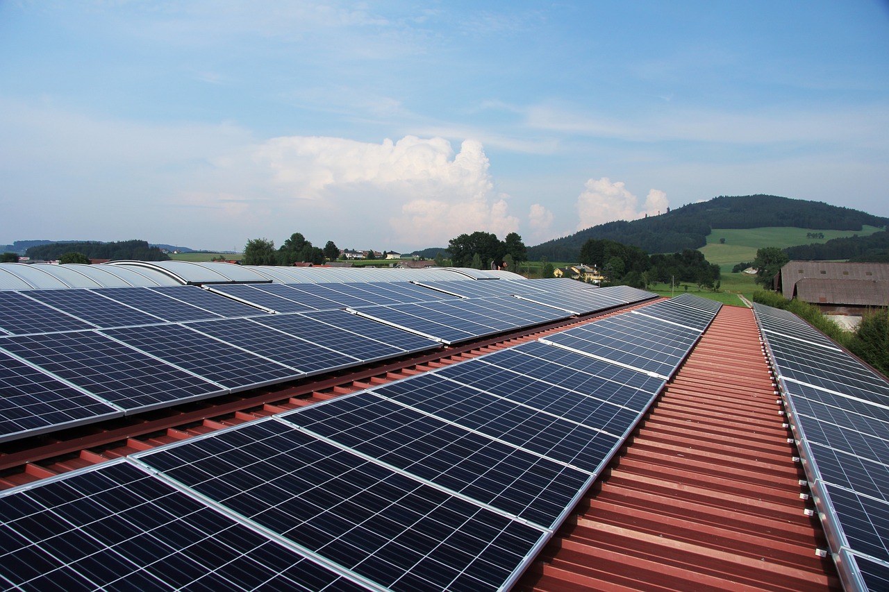 Faut-il installer des panneaux photovoltaïques pour décarboner son activité? 